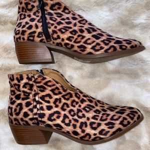 Qupid leopard booties